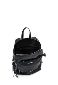 Sac à dos en cuir noir avec fermeture zippée, doté d'une poche intérieure, de quincaillerie en argent et d'une poignée supérieure. Texture lisse et forme compacte.