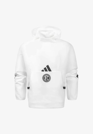 Biała bluza z kapturem z czarnym logo Adidas nad dużą przednią kieszenią z okrągłym emblematem "F95" w czerni i bieli.