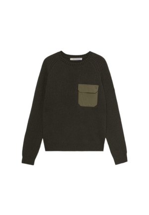 Mørkegrøn strikket sweater med ribbet tekstur, rund hals og en frontlomme i en kontrastfarve af olivengrøn.