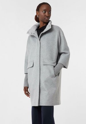 Hellgrauer Wollmantel mit hohem Kragen, Taschen vorne und gerippten Strickbündchen. Lässige Passform mit weicher Textur und minimalistischem Design.