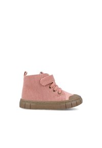Zapatillas altas de pana rosa con un acabado texturizado, suela de goma, diseño de cordones y una correa para un ajuste seguro.