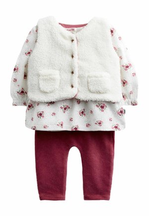 Veste en polaire blanche avec poches avant portée sur un top à manches longues à motif floral et des leggings côtelés bordeaux pour bébé ou tout-petit.