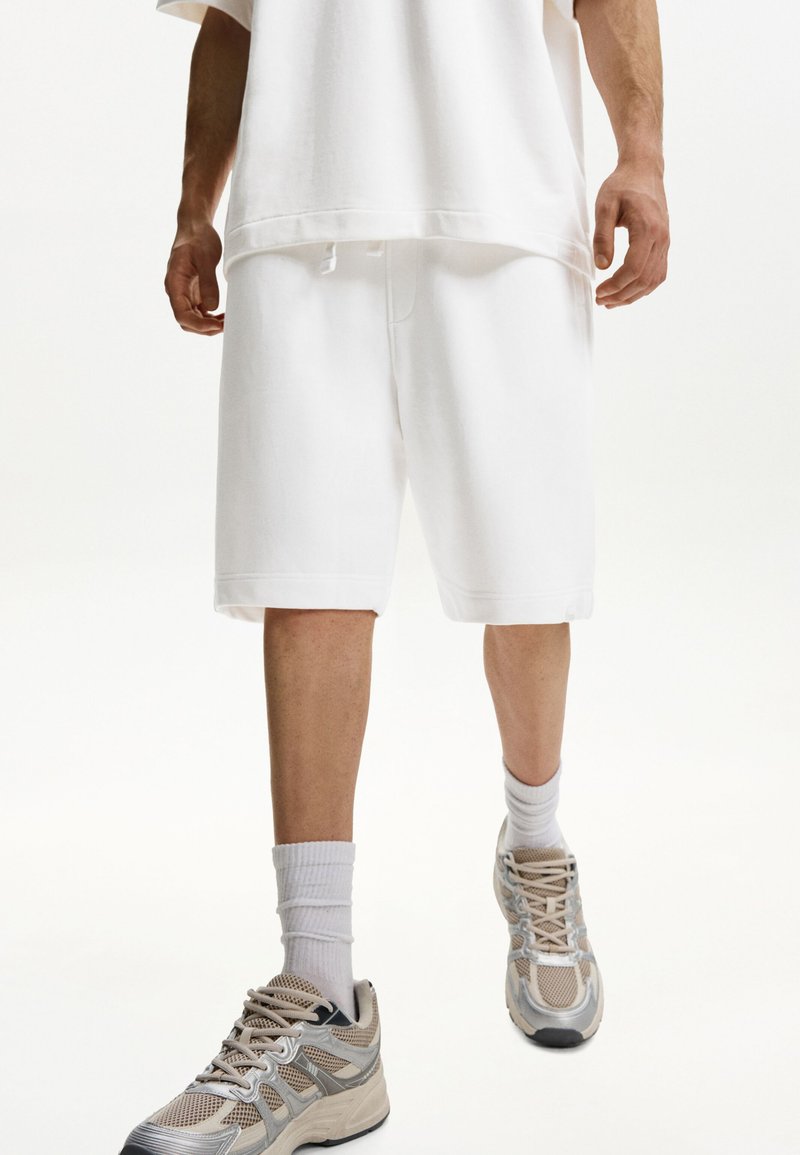Bershka - BERMUDA - Tracksuit bottoms - white, Enlarge