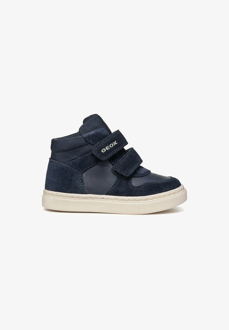 Baskets montantes bleu marine pour enfants avec double scratch, semelle texturée et logo "GEOX" sur la sangle supérieure.