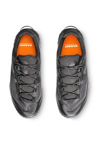 Schwarze Sportchuhe mit einem strukturierten Mesh-Obermaterial, verstärktem Zehenschutz und sechs schwarzen Schnürsenkeln. Helle orangefarbene Einlegesohle sichtbar mit Markenlogo.