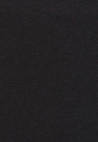 Czarna materiałowa tkanina prążkowana, pokazująca delikatną strukturę i jednolity wzór. Materiał wydaje się elastyczny i może być używany do odzieży lub tapicerki.