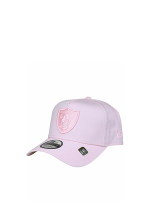 Hellrosa Baseballcap mit erhabenem Raiders-Logo auf der Vorderseite und zwei kleinen NFL- und New Era-Aufklebern auf der Krempe.