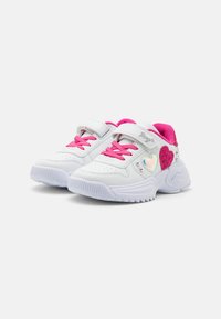 Weiße Sneakers mit pinken Schnürsenkeln und Akzenten, die ein Herzdesign und Glitzerdetails aufweisen, mit einer strukturierten synthetischen Oberseite und einer Gummisohle.