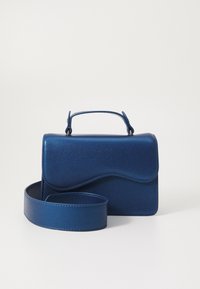 Blå, metallic håndtaske med bølgeformet klap, top håndtag og aftagelig rem. Glat tekstur og minimalistisk design.