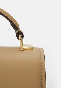 MICHAEL Michael Kors DELANCEY - Sac à main - camel