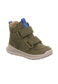 Zelená kožená vysoká obuv s modrými textilními akcenty, dvěma suchými zipy a bílou gumovou podrážkou s texturovaným designem.