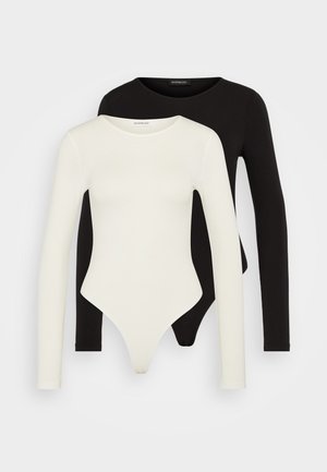 Dois bodysuits de mangas longas em preto e off-white. Feitos de um tecido suave, com decotes redondos e uma silhueta ajustada.