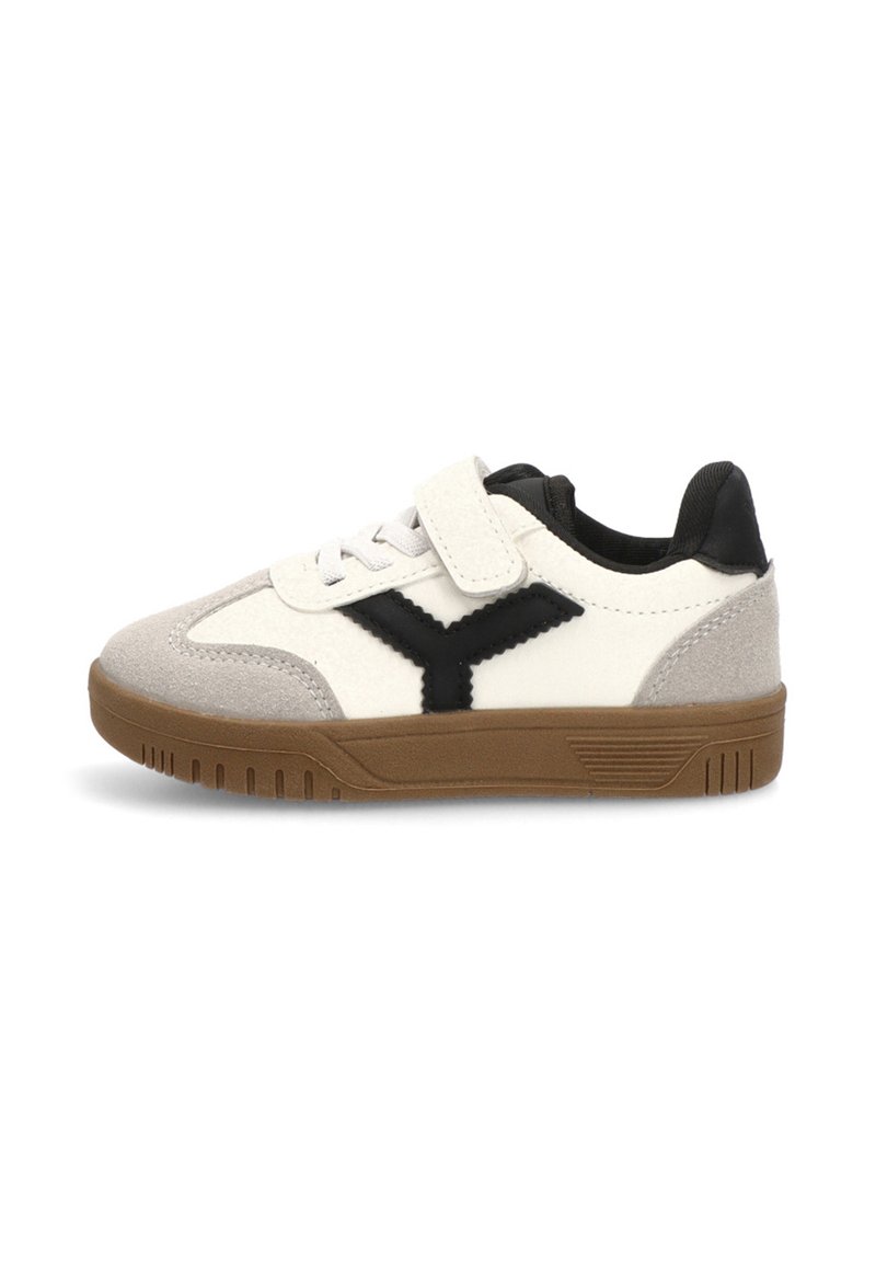 Zapatilla blanca y gris con acentos en negro, con una banda de velcro, cordones y una suela de goma texturizada. Materiales de ante y sintético utilizados.