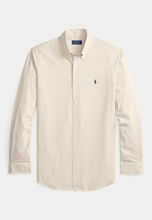Camicia a righe a maniche lunghe in beige e crema, con colletto con bottoni, tasca singola e un piccolo logo blu navy sul petto.