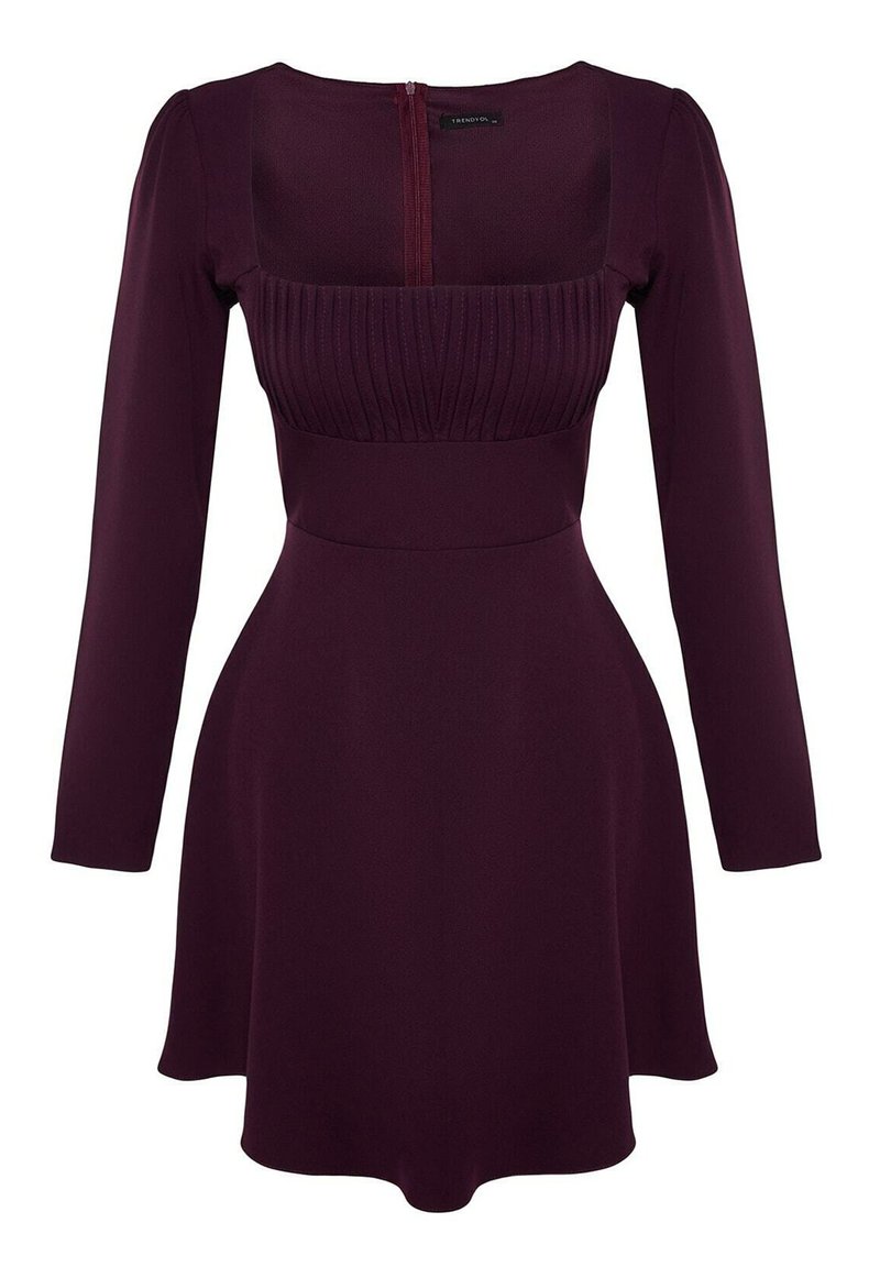 Robe longue bordeaux à manches longues avec un corps ajusté, texture plissée au niveau de la poitrine et une jupe évasée, dotée d'une fermeture éclair au dos.