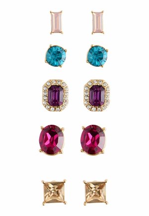 Set mit Ohrringen, die verschiedene Edelsteine enthalten: rosa rechteckig, blaue und türkisfarbene Runden, lila oktagonal, rote Ovale und goldene quadratische Akzente.