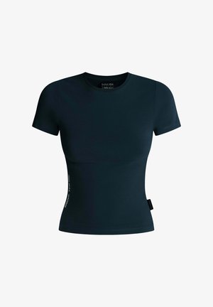 Majica kratkih rukava, prilagođena tijelu, napravljena od tamnoplave tkanine, s okruglim izrezom i teksturiranim bočnim detaljima sa bijelim logotipom.