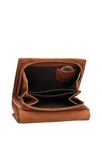 Braune Lederbrieftasche geöffnet, um ein mit Reißverschluss verschlossenes Münzfach mit zwei Münzen darin und mehrere Kartenfächer zu zeigen.