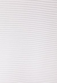 Vit tyg med en texturerad, ribbad mönstring. Ytan är slät och mjuk, med subtila variationer i djup och glans.