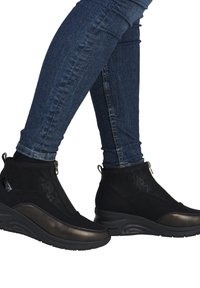 Rieker Botines de cuña - schwarz