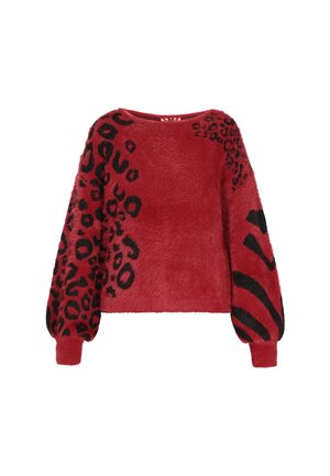 Punainen pörröinen neulepaita, jossa on musta leopardikuosi ja abstrakteja kuvioita hihoissa, esitetty valkoista taustaa vasten.