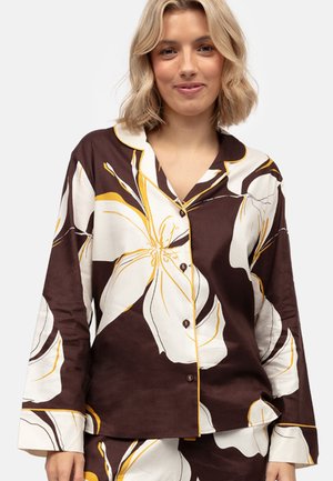 Brązowy zestaw piżamowy w kwiaty, z dużymi białymi i żółtymi wzorami kwiatowymi, z guzikiem z przodu i długimi rękawami z kontrastowym żółtym wykończeniem.