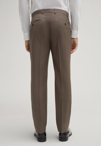 Braune Anzughosen mit glatter Textur, ausgestattet mit zwei Gesäßtaschen mit Knopfverschluss und geradem Bein-Design.