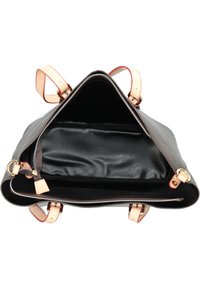 Braune Lederhandtasche mit hellbraunen Akzenten. Oben geöffnet, hat ein schwarzes Inneres und einen Reißverschluss. Verstellbare Träger.