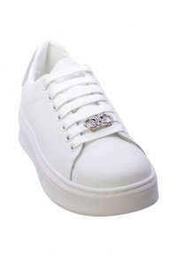 Sneaker bianche con una tomaia in pelle liscia, design con lacci e un accento metallico argento sui lacci. Suola in gomma spessa per il massimo comfort.