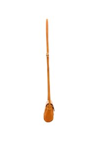 Piccola borsa in pelle arancione con una lunga tracolla regolabile. Presenta una forma arrotondata e una texture liscia, con dettagli hardware minimi.