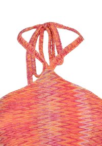 Top halter intrecciato in gradazione di tonalità di rosa e arancione. Motivo testurizzato con spalline regolabili per una vestibilità sicura.
