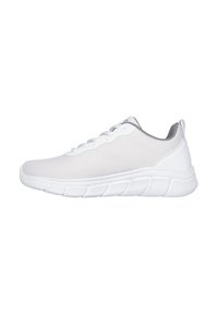 Baskets de sport blanches en mesh avec un design épuré, présentant un dessus texturé, des accents gris et une semelle en caoutchouc flexible avec des rainures distinctes.
