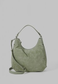 Zaļā zamšādas plecu soma ar izliektu formu, vienu rokturi, noņemamu plecu siksnu un izsmalcinātu logotipa detaļu priekšpusē.