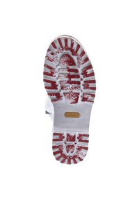 Witte sneakerzool met dieprode patroon in de loop. Kenmerken zijn onder andere rubbermateriaal, verhoogde accenten en een gestructureerde afwerking.