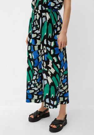 Maxi spódnica w czarnym kolorze z zielonym, niebieskim i białym abstrakcyjnym nadrukiem. Wykonana z teksturowanej tkaniny, ma dopasowany pas i luźny krój. W zestawie klapki.