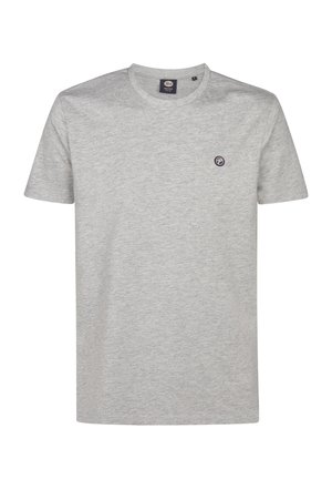 Camiseta de cuello redondo y manga corta de color gris claro con un pequeño logo redondo en blanco y negro en el lado izquierdo del pecho.