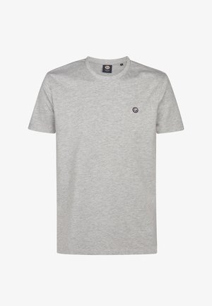 Camiseta de cuello redondo y manga corta de color gris claro con un pequeño logo redondo en blanco y negro en el lado izquierdo del pecho.