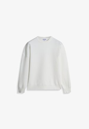 Weißer Pullover aus weichem Stoff, mit Rundhalsausschnitt, langen Ärmeln sowie gerippten Bündchen und Saum. Glatte, unifarben Textur.