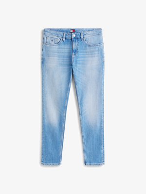 Svijetloplave traperice ravnog kroja, s prednjim džepovima, petljama za remen i malom oznakom na pojasu. S detaljima u izbljeđenom uzorku.