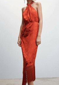 Vestido de satén rojo con cuello halter y estampado floral, con cuerpo ajustado y detalle de flecos en el dobladillo. Textura suave, longitud hasta la mitad de la pantorrilla.