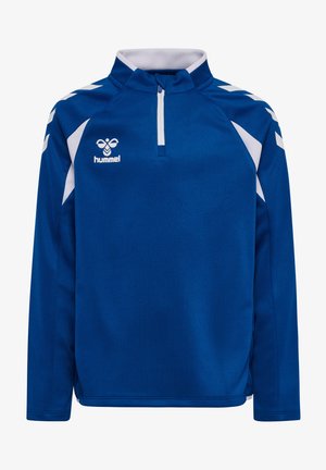 Blå sports-pullover med lange ærmer, hvide kvart-lynlås, hvide chevronstriber på skuldrene og hvidt hummel-logo på venstre bryst.
