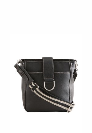 Musta nahkainen käsilaukku, jossa on jäsennelty muoto, läpällinen suljin, säädettävä olkahihna valkoisin yksityiskohdin ja hopeanväriset metalliosat.