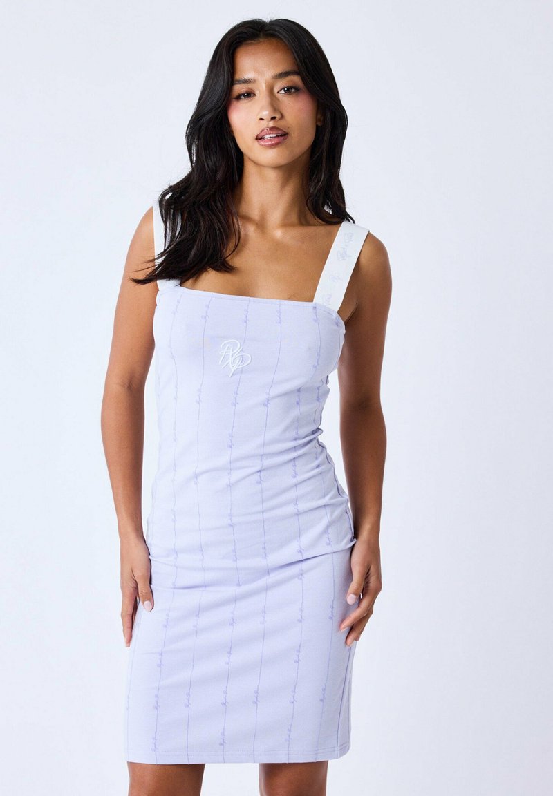 Robe lilas ajustée avec décolleté carré, épaules larges blanches et motif brodé subtil. Le tissu extensible crée une silhouette élégante.