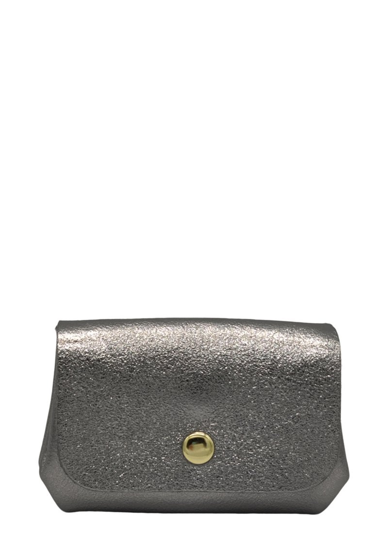Petit sac pochette argenté métallique texturé avec des bords arrondis et un fermoir central à bouton doré, sur fond blanc.