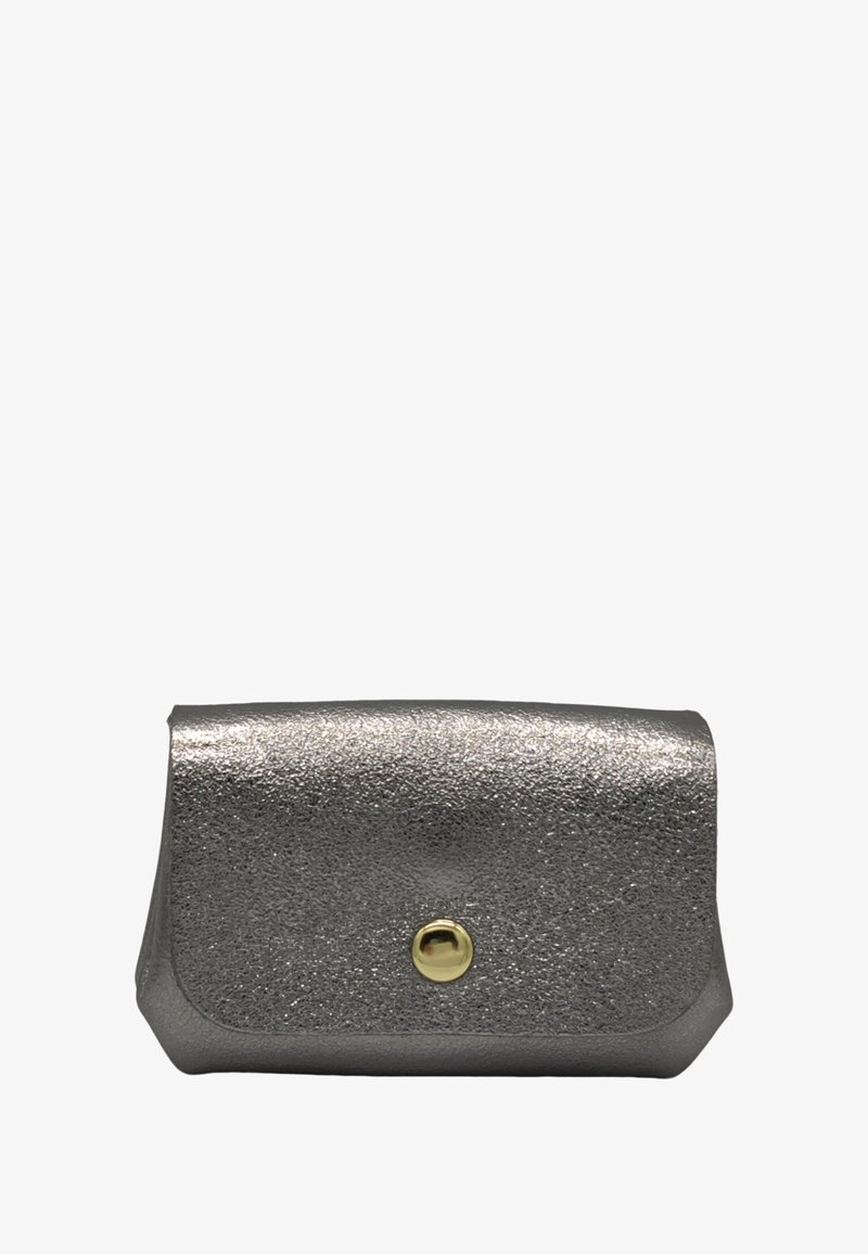 Petit sac pochette argenté métallique texturé avec des bords arrondis et un fermoir central à bouton doré, sur fond blanc.