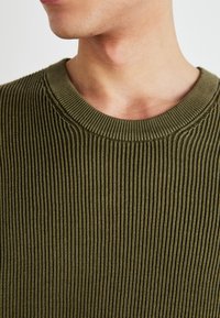 GAP OVERSIZED PLAITED CREW - Strickpullover - olive green