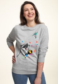 Grå sweatshirt med rundad halsringning som har en tvättbjörnsgrafik som håller i en kaka, med färgglada lövdetaljer och en liten fågdesign på axeln.