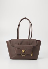 Borsa a tracolla in pelle marrone con due manici, dotata di una tasca frontale chiusa da un lucchetto dorato e un accento in catena. Finitura testurizzata e forma strutturata.