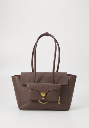 Sac à main en cuir brun avec deux poignées, présentant une poche avant fermée par un verrou en or et un accent en chaîne. Fini texturé et forme structurée.