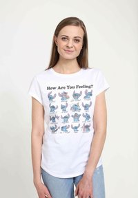 Biała bawełniana koszulka z kolorowym nadrukiem postaci Stitch, wyrażających różne emocje, z zaokrąglonym dekoltem i krótkimi rękawami.
